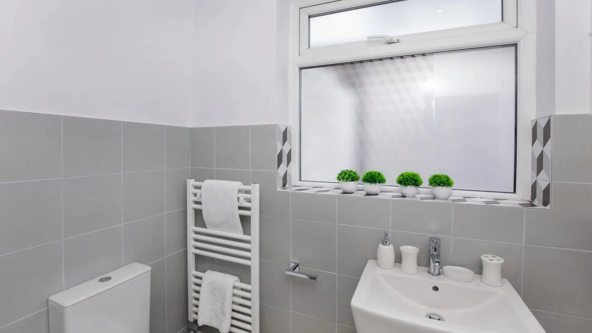 The Milton Sleeps 8 Close To York City Centre Pet Friendly Holiday home